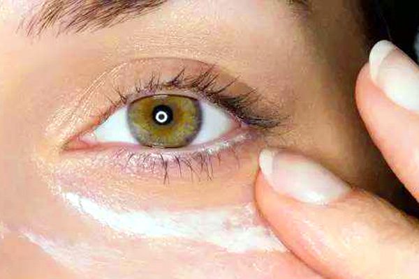 how to apply eye cream correctly Mario Badescu glycolic eye cream reviews